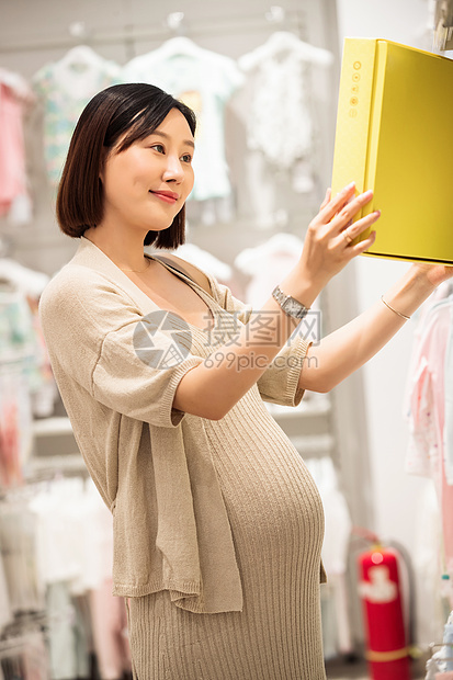 孕妇选购婴儿服装图片