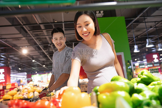孕妇和丈夫逛超市图片