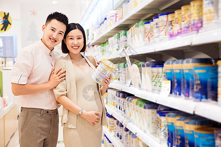 孕妇和丈夫购买奶粉图片