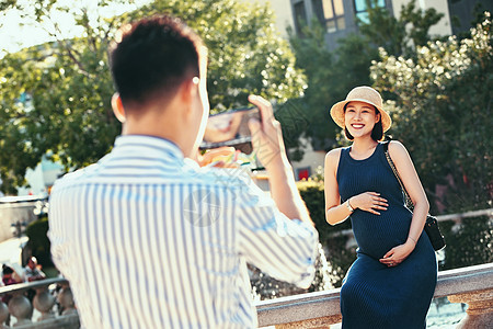 丈夫给怀孕的妻子照相图片