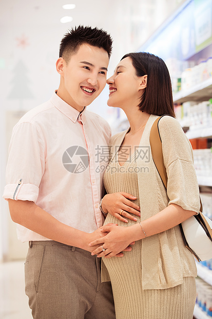 孕妇和丈夫在超市购物图片