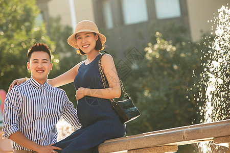 孕妇和丈夫逛街图片