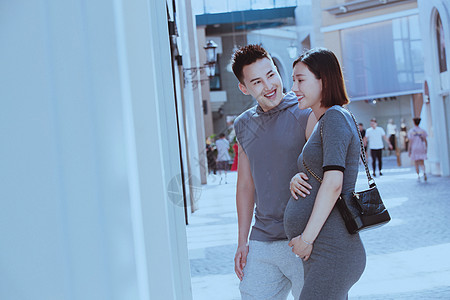 丈夫陪着怀孕的妻子逛街购物图片