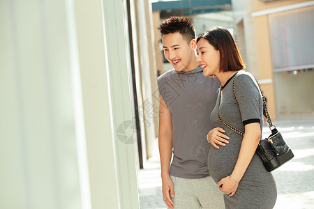 丈夫陪着怀孕的妻子逛街购物图片