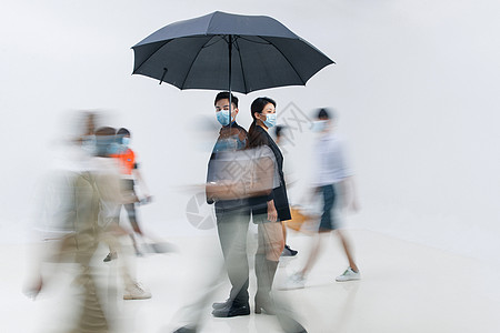 拿着雨伞的商务男女戴着口罩站在人群中图片