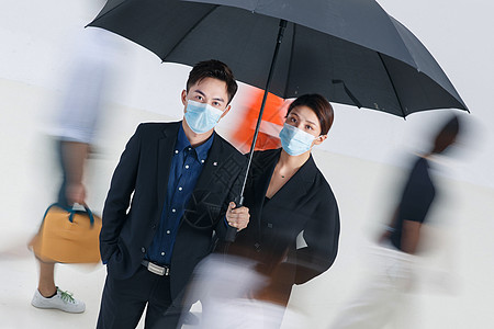 拿着雨伞的商务男女戴着口罩站在人群中图片