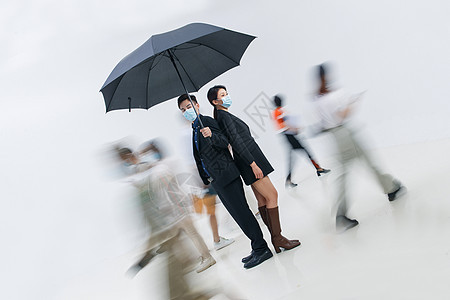 拿着雨伞的商务男女戴着口罩站在人群中图片