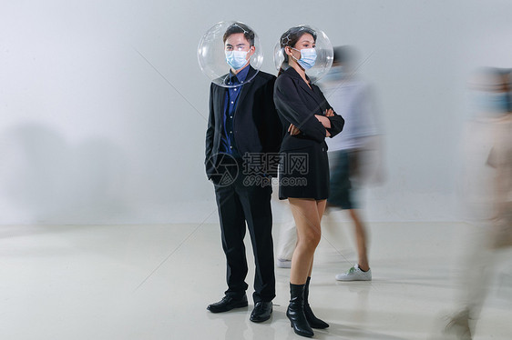 商务男女戴着口罩站在人群中图片