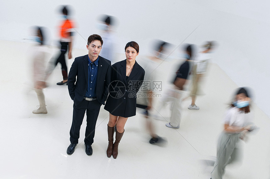 商务男女站在人群中图片