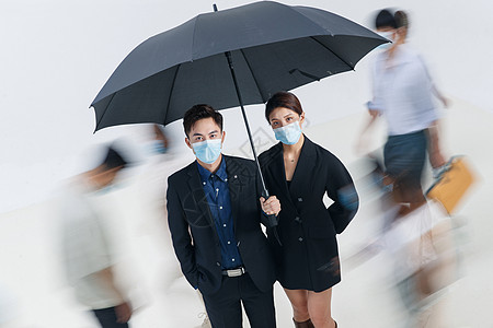 拿着雨伞的商务男女戴着口罩站在人群中图片