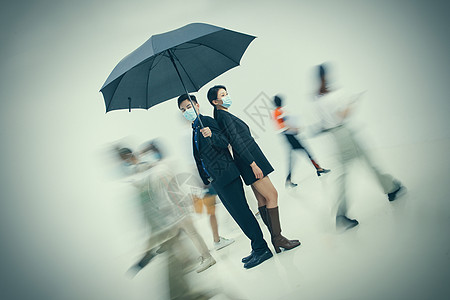 拿着雨伞的商务男女戴着口罩站在人群中图片