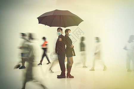 拿着雨伞的商务男女戴着口罩站在人群中图片
