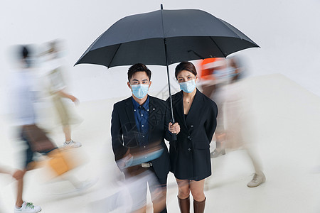 拿着雨伞的商务男女戴着口罩站在人群中图片