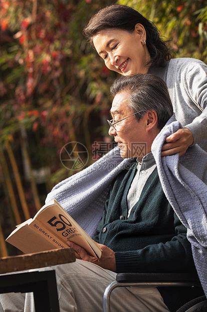 户外照顾丈夫的老年女人图片