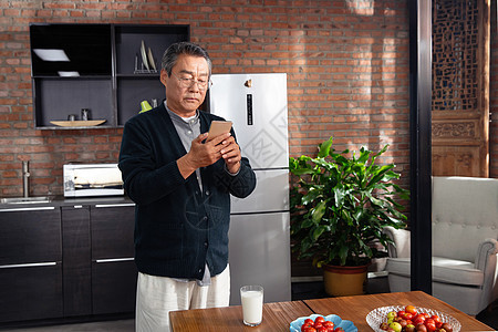 在家使用手机的老年男人图片