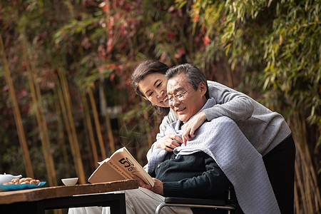 幸福的老年夫妇在户外看书图片