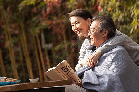 幸福的老年夫妇在户外看书图片
