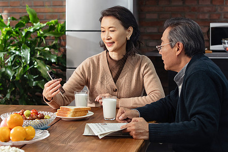 老年夫妇在家中享用早餐图片