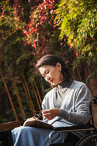 孤独的老年女人在院子里晒太阳图片