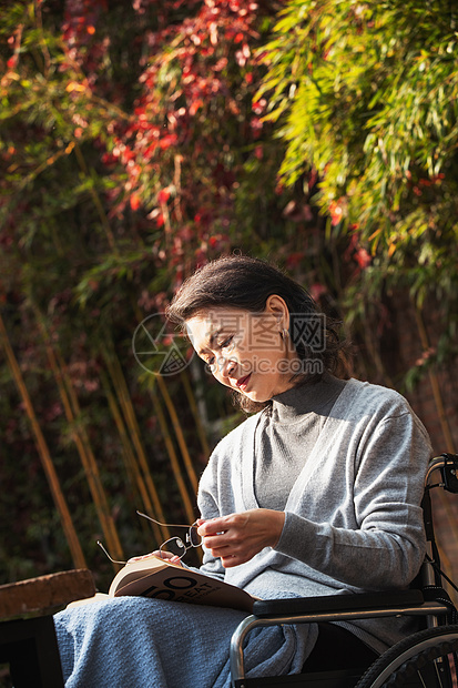 孤独的老年女人在院子里晒太阳图片