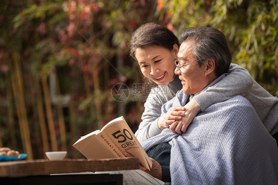 幸福的老年夫妇在户外看书图片