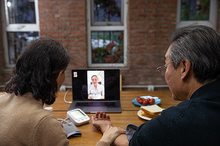 老年夫妇使用笔记本电脑在线看医生图片