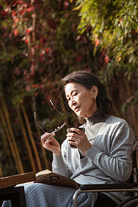 孤独的老年女人在院子里晒太阳图片