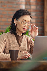 休闲的老年女人使用笔记本电脑图片