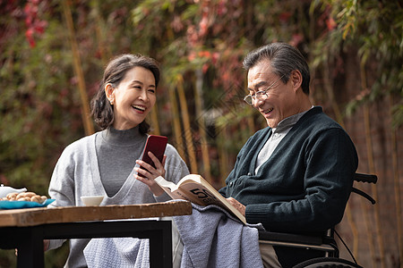 老年夫妇在庭院享受休闲时光图片