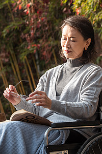 孤独的老年女人在院子里晒太阳图片