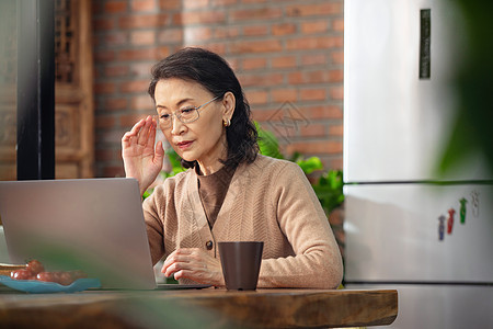 休闲的老年女人使用笔记本电脑图片