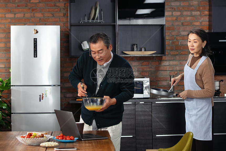 老年夫妇在厨房创新菜肴图片