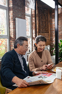 幸福老年夫妇的家庭生活图片