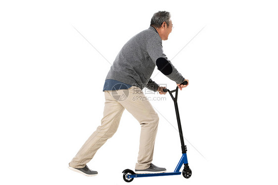 快乐的老年人玩滑板车图片