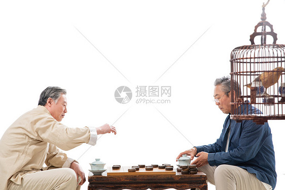 两位老年朋友下象棋图片