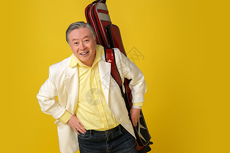 拿着高尔夫球包的快乐老年人图片