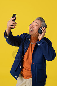 拿着手机看视频的快乐老人图片