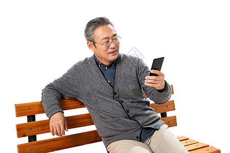 老年人手机坐在长椅上的老人看手机背景