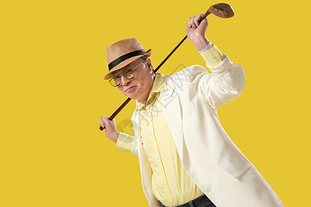 拿着高尔夫球杆的快乐老年人图片