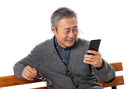 坐在长椅上的老人看手机图片