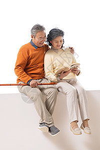 老年夫妇坐在一起看书图片