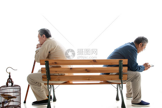 坐在长椅上的老年人图片