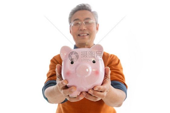 快乐老人拿着存钱罐图片