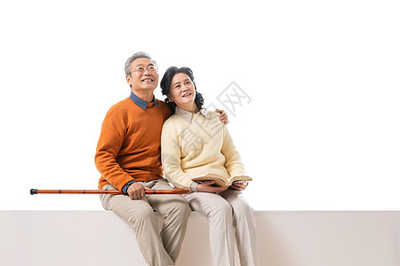 老年夫妇坐在一起看书图片