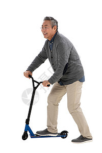快乐的老年人玩滑板车图片