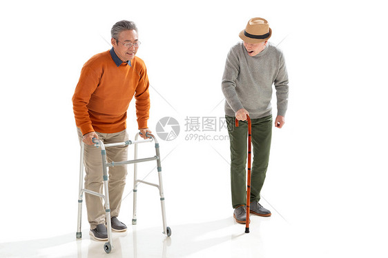 两位老人拄着拐杖聊天图片