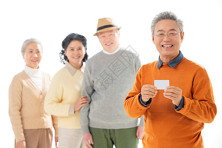 幸福的老年人拿着卡片图片