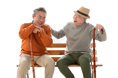 两位老年朋友坐在长椅上聊天高清图片