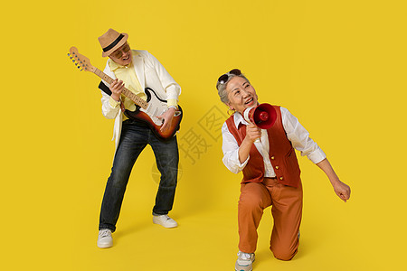 弹吉他唱歌的老年人图片