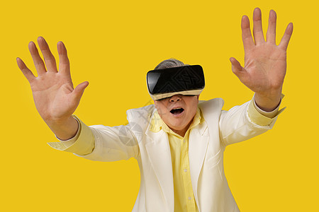 戴着VR眼镜的快乐老年人图片
